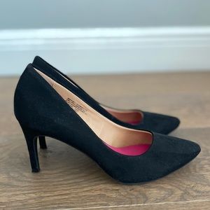 Scoop Point Toe Black Pumps in size 8.5
